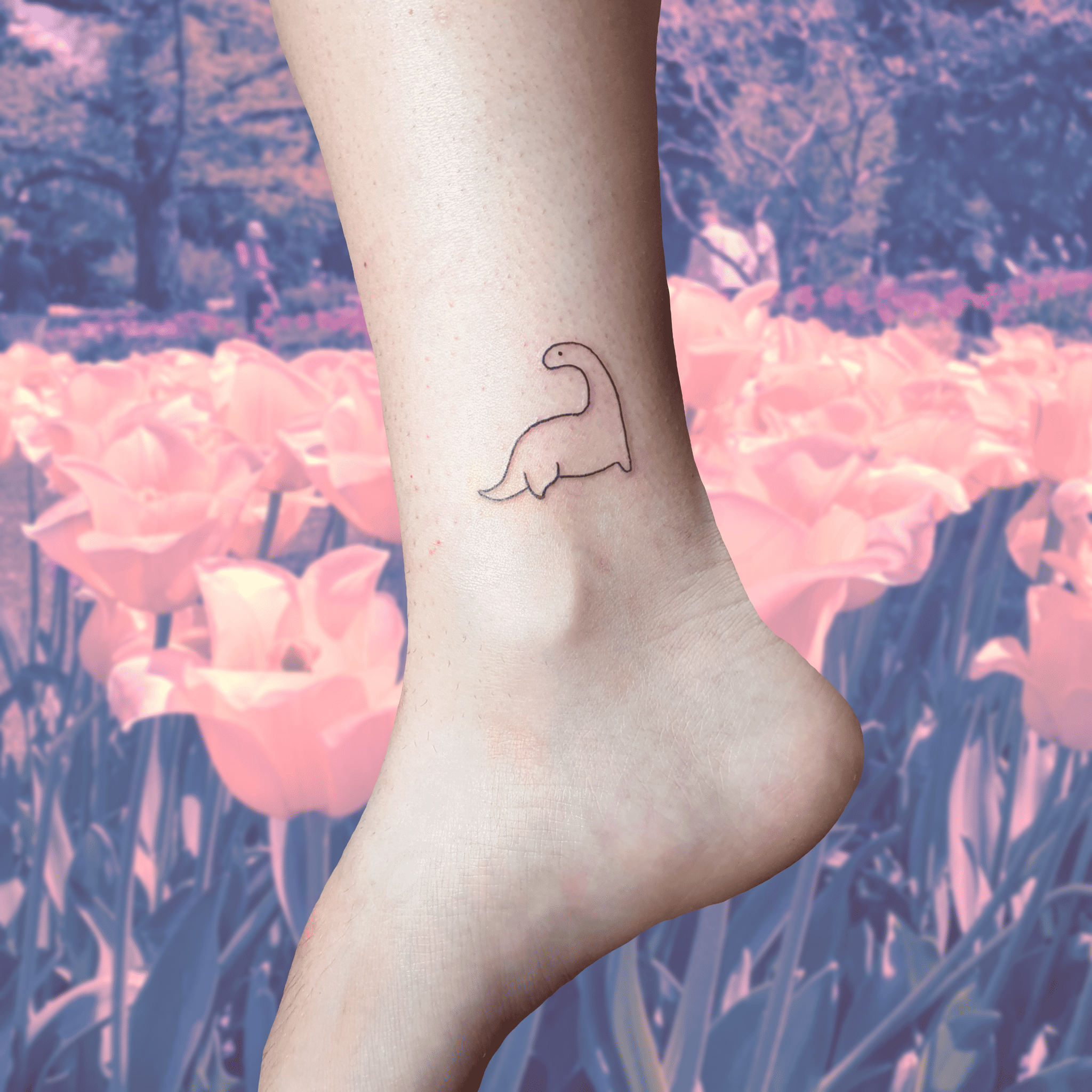 Tatouage d'un tout petit dinosaure